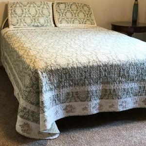 King Size (101 X 90) Laura Ashley Quilt and Shams